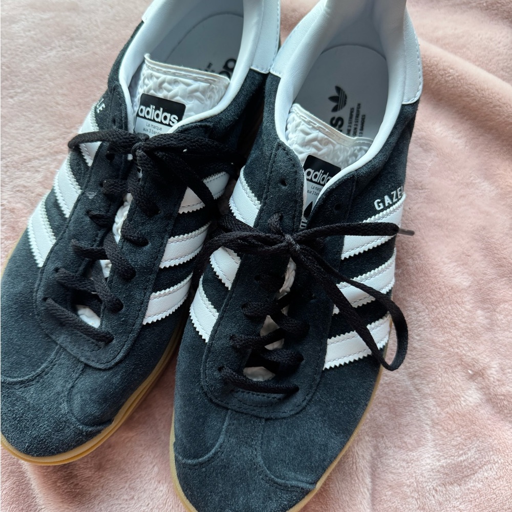 Adidas Black and White Sneakers Iconic Design - Picture 5 of 9